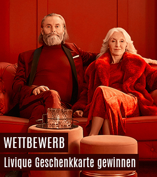 Personen auf Sofa