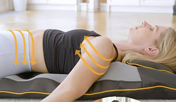 Frau auf Massagematte