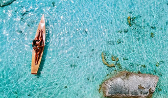 Zwei Personen im Meer