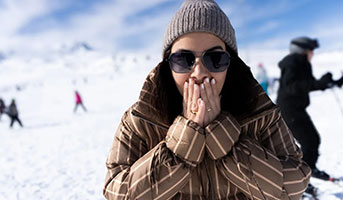 Frau im Winter im Schnee