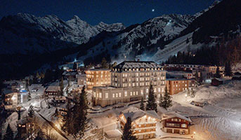 Hotel im Winter in der Nacht