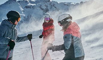 Personen beim Skifahren