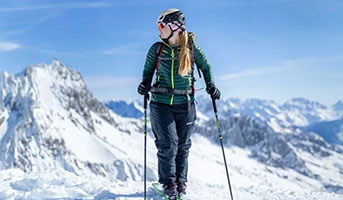 Frau mit Ski im Schnee