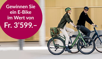 Zwei Personen auf einem E-Bike