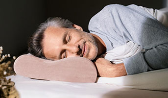 Mann mit Nackenkissen