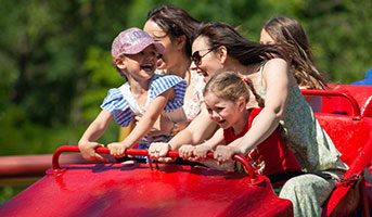 Familie im Rollercoaster