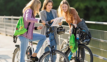 Personen mit dem Velo am FoodTrail