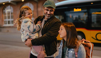 Familie mit dem PostAuto