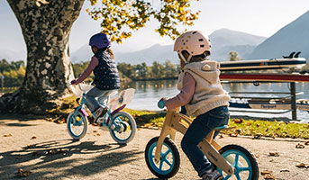 Kinder auf Velo