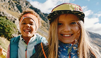 Kinder in den Alpen