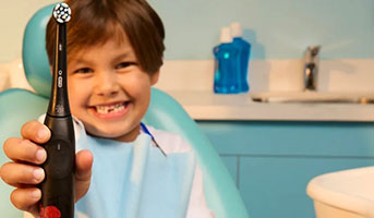 Kind mit Oral-B